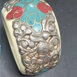 TIBETAN WHITE RESIN REPOUSSÉ BANGLE